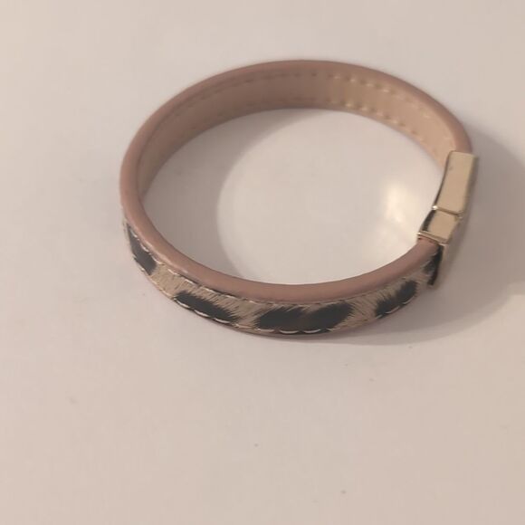 718 Animal‎ Print Cuff Bracelet with Magnetic Clasp - Picture 5 of 6